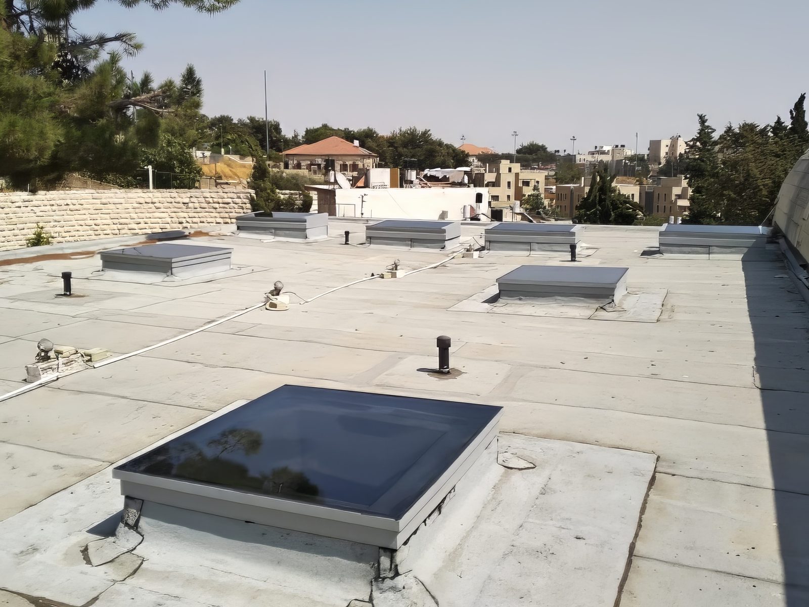 הספרייה המורמונית בירושלים — שמונת הסקיילייטים החדשים על הגג לאחר ההחלפה